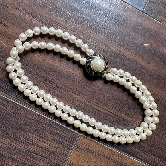 Elegant Cream Pearl Necklace - Picture 1 of 5